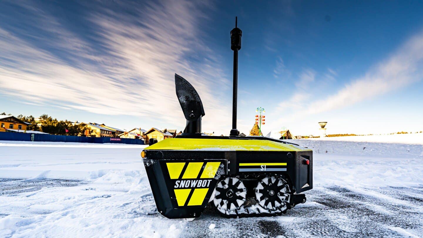 Snowbot S1は、ドッキングステーションでバッテリーを自動的に再充電するように設定できます