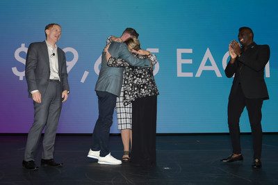 Трое победителей норвежского конкурса Giving Joy обнимаются, узнав, что каждый из них выиграл почти 40,000 XNUMX долларов, пожертвованных партнерами NCL.