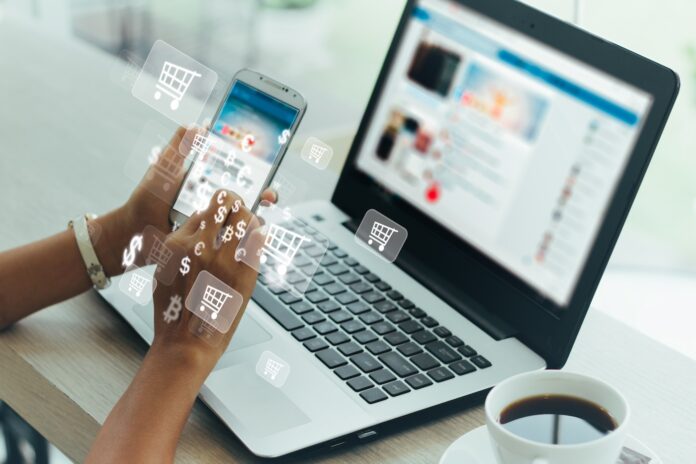 Бизнесвумен использует телефон и ноутбук, концепцию онлайн-покупок.
