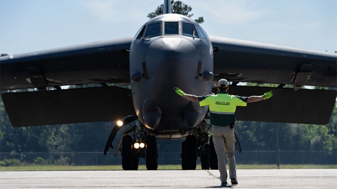 B-52가 익숙하지 않은 비행장에서 작동하는 능력을 테스트하기 위해 민간 공항에 착륙했습니다.