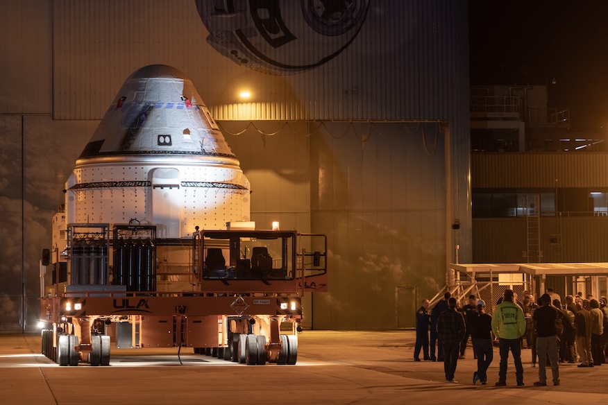 Boeing und ULA rollen das Starliner-Raumschiff vor dem Start des Crew Flight Test im Mai zum Flugplatz 41 aus