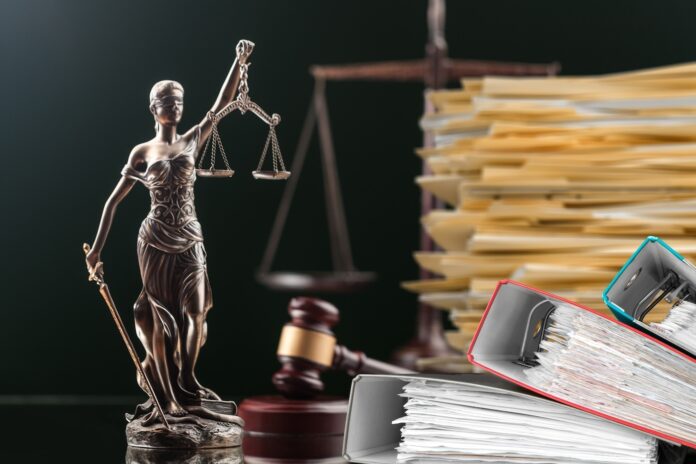 Balanças de justiça, martelo, martelo e arquivos jurídicos em uma mesa de juízes para ações judiciais catalisadoras de marcas de vidros
