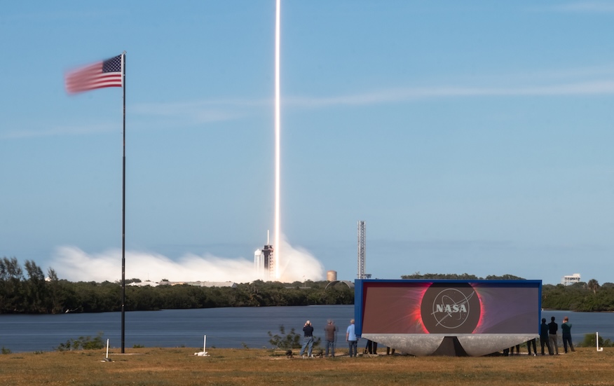SpaceX meluncurkan roket Falcon 9 pada misi Starlink dari Kennedy Space Center