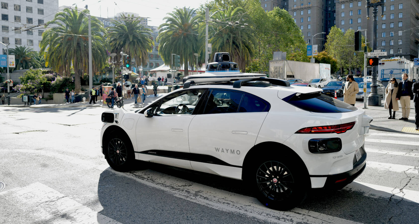 Mengapa taksi tanpa pengemudi Waymo melaju di sisi jalan SF yang salah